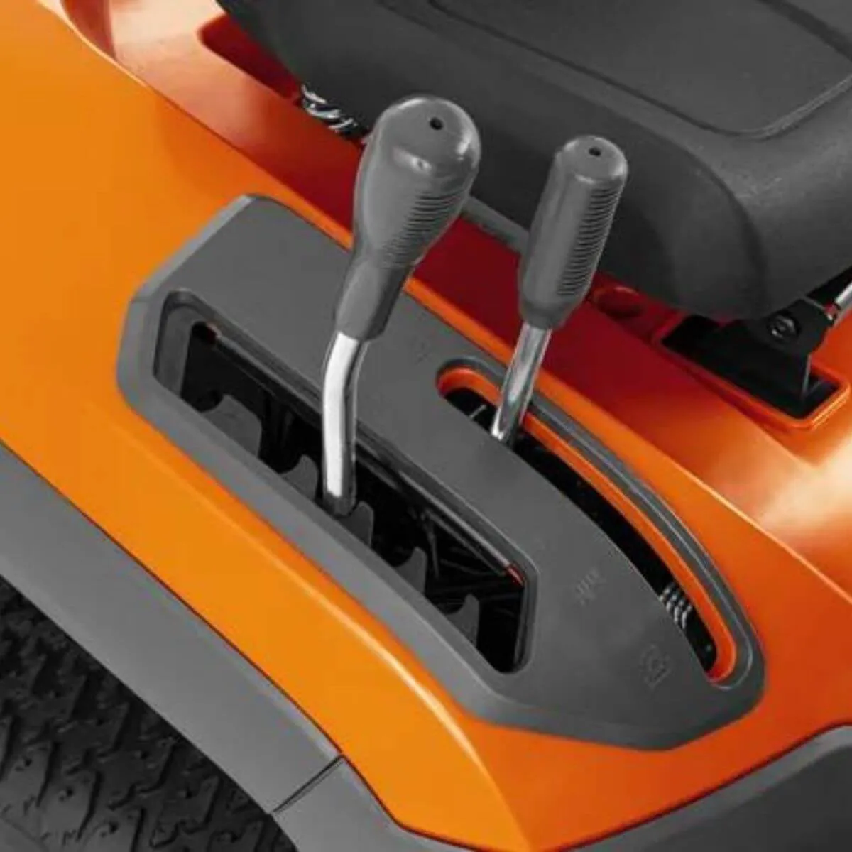 Trator Cortador de Grama Husqvarna TS114 15 HP 452 cc 95 cm Corte Profissional - Imagem 5